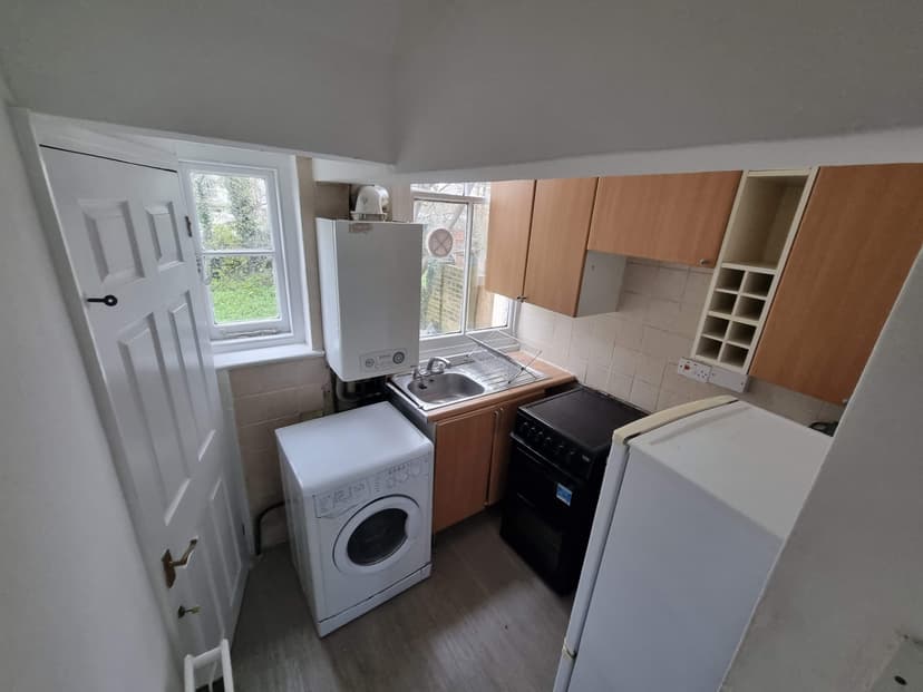 Image 2: Studio Flat to rent