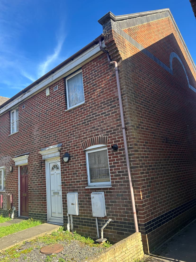 Image 1:2 bedroom End-of-terrace house to rent