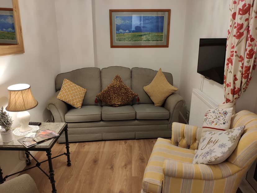 Image 2:4 bedroom Semi-detached house to rent