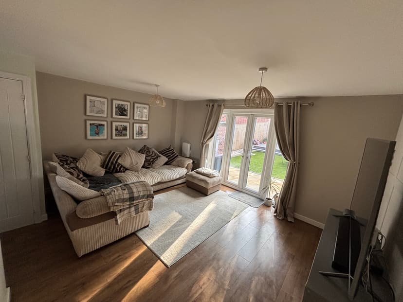 Image 2:4 bedroom Semi-detached house to rent