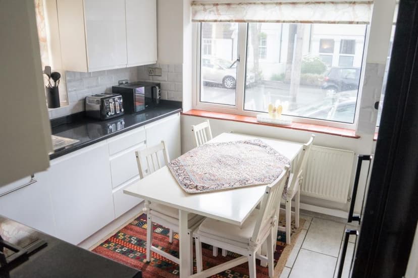 Image 2:2 bedroom Ground floor maisonette to rent