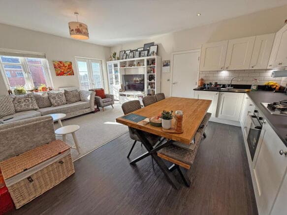 Image 2:2 bedroom Flat to rent