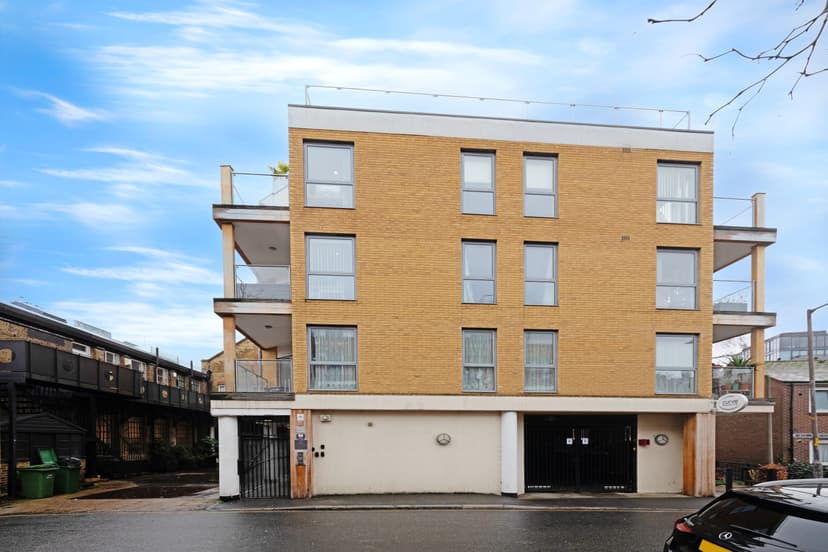 Image 1: Studio Flat to rent