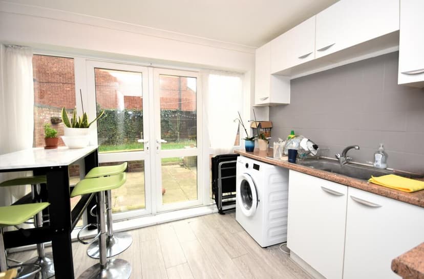 Image 2:2 bedroom End-of-terrace house to rent