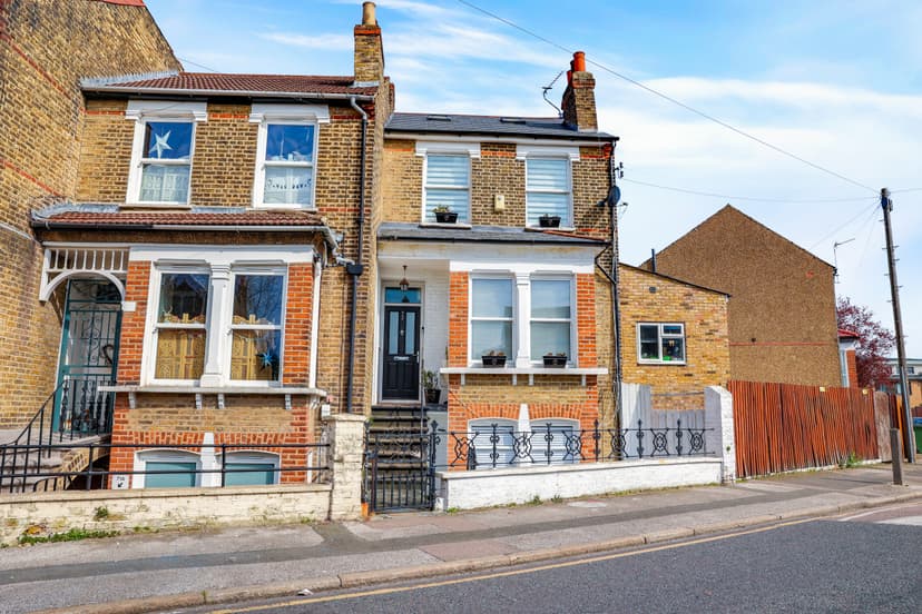 Image 1:2 bedroom End-of-terrace house to rent