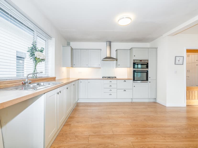 Image 2:4 bedroom Detached house to rent