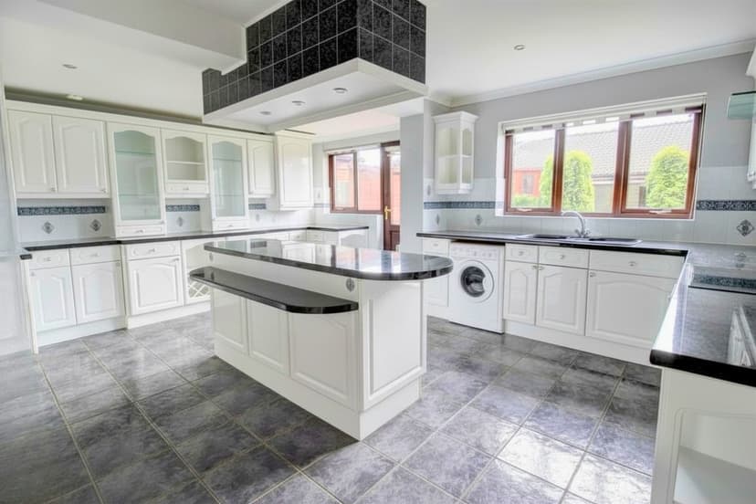 Image 2:4 bedroom Detached house to rent