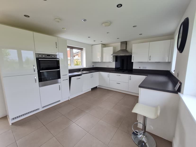 Image 2:4 bedroom Detached house to rent