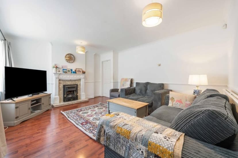 Image 2:4 bedroom Detached house to rent