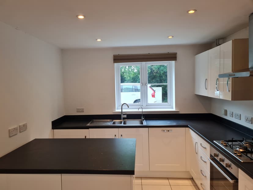 Image 2:4 bedroom Detached house to rent