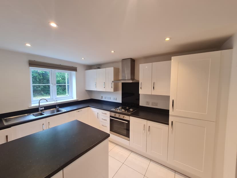 Image 1:4 bedroom Detached house to rent
