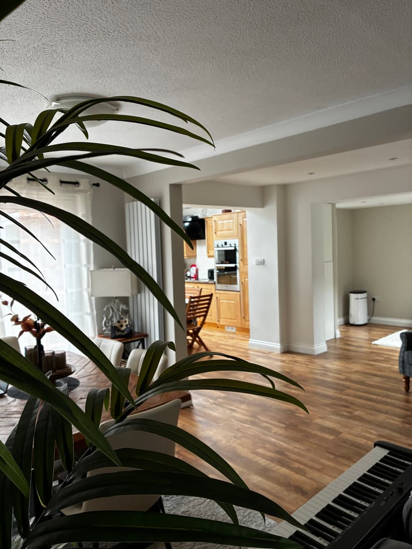 Image 3:4 bedroom Link-detached house to rent