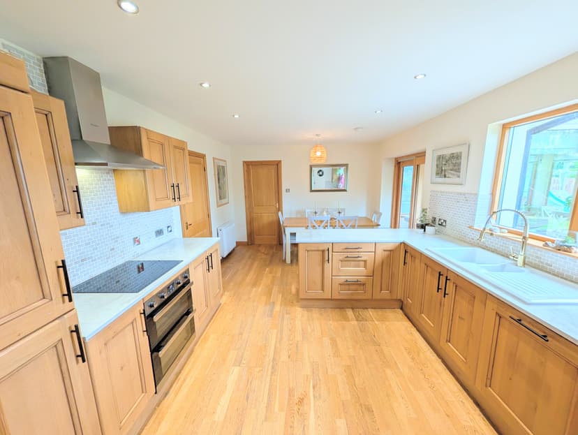 Image 2:4 bedroom Detached house to rent