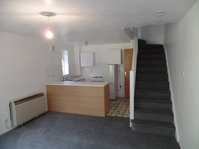 Image 1:1 bedroom End-of-terrace house to rent