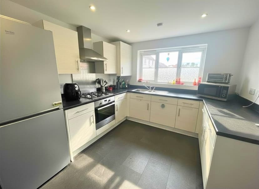 Image 2:4 bedroom Semi-detached house to rent
