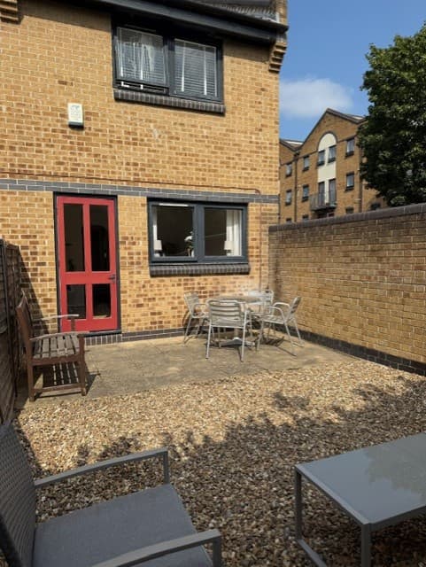 Image 1:2 bedroom End-of-terrace house to rent
