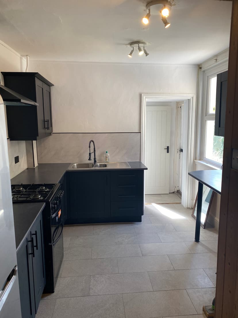 Image 2:4 bedroom Semi-detached house to rent