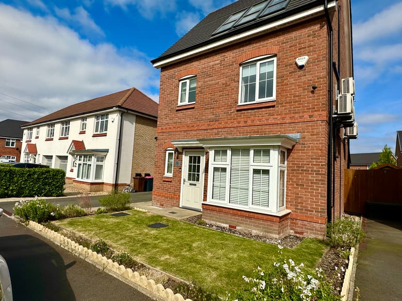 Image 2:4 bedroom Detached house to rent