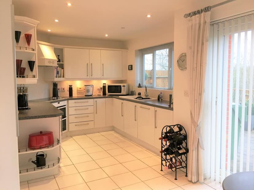 Image 2:4 bedroom Detached house to rent