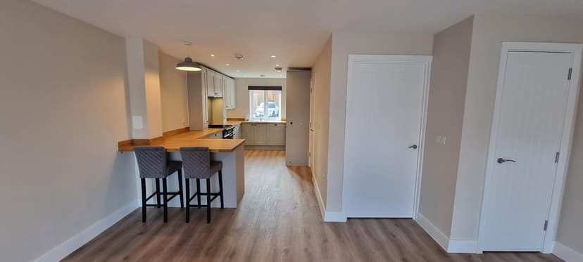 Image 1:4 bedroom Semi-detached house to rent