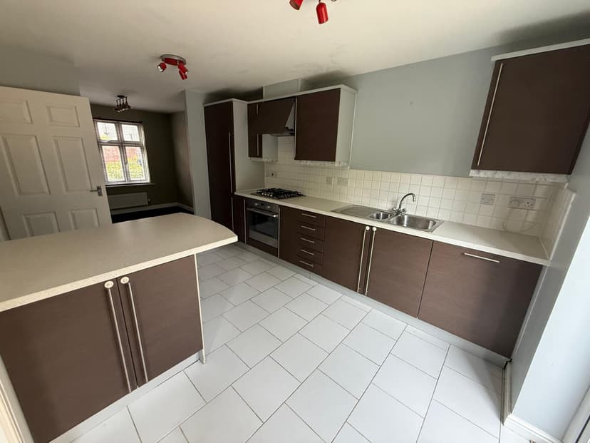 Image 2:4 bedroom Detached house to rent