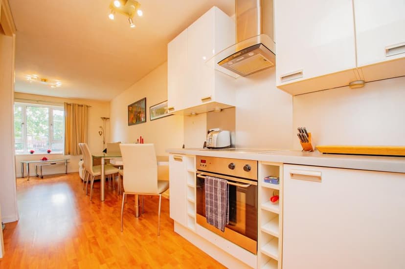 Image 2:2 bedroom Maisonette to rent