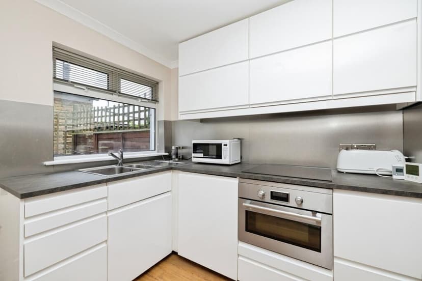Image 2:2 bedroom Ground floor maisonette to rent