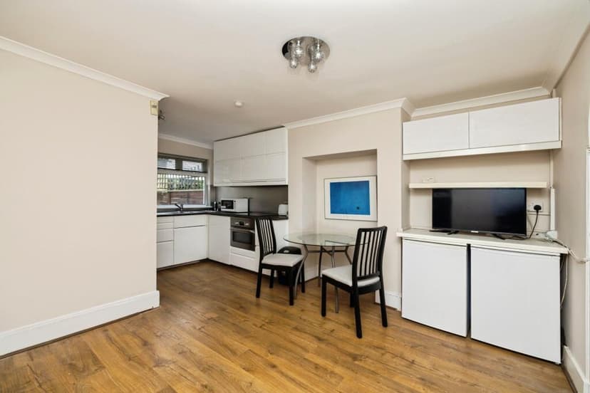 Image 3:2 bedroom Ground floor maisonette to rent