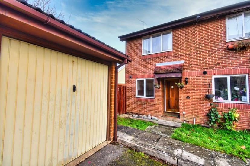 Image 1:2 bedroom End-of-terrace house to rent