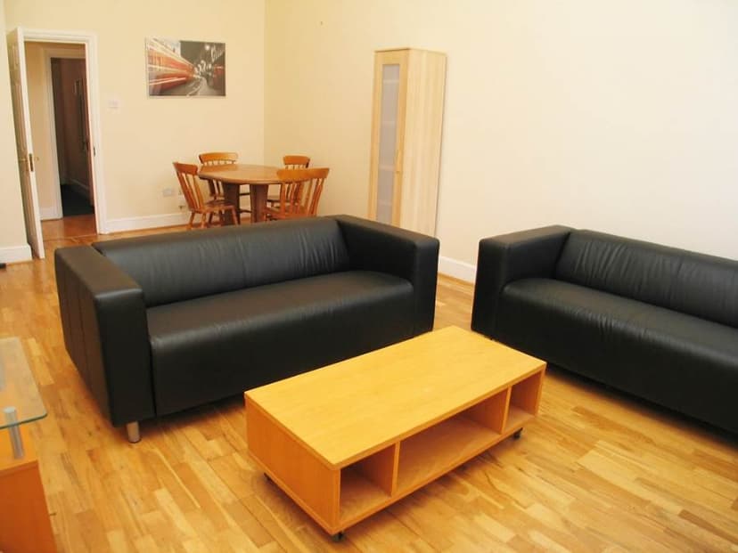 Image 1:4 bedroom Apartment or flat to rent