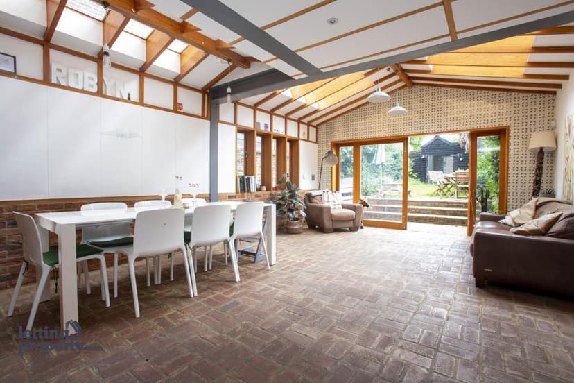 Image 2:4 bedroom Semi-detached house to rent