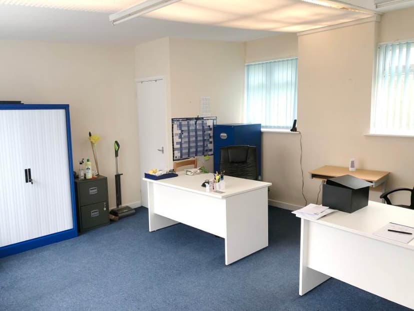 Image 3: Studio Commercial property to rent