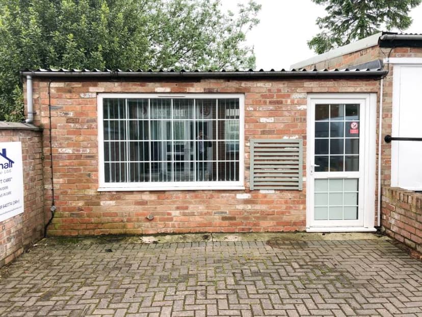 Image 1: Studio Commercial property to rent