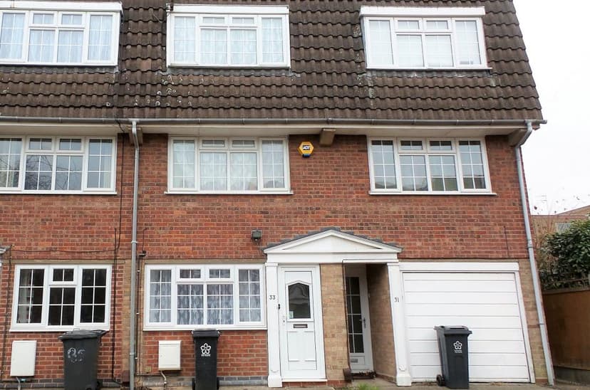 Image 1:4 bedroom End-of-terrace house to rent