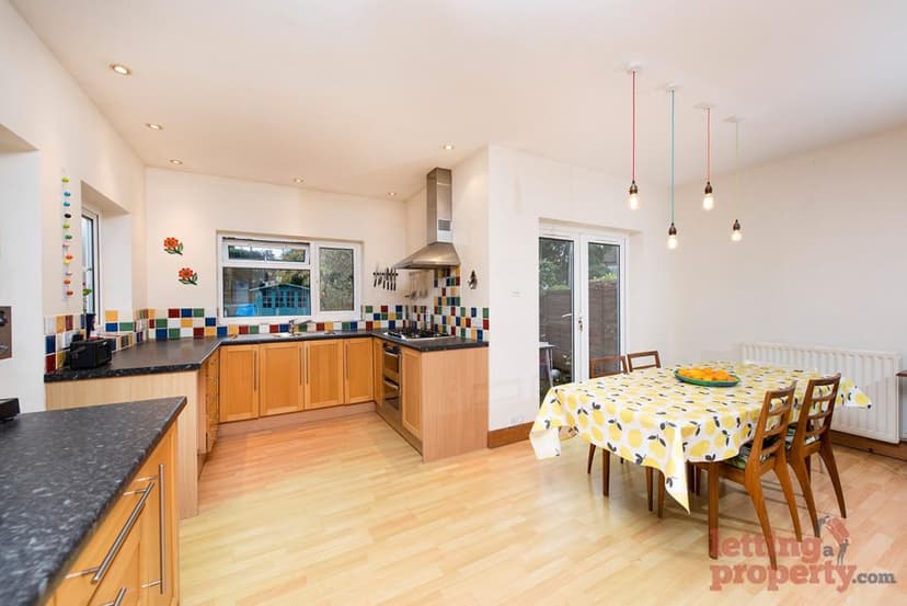 Image 2:3 bedroom Semi-detached house to rent