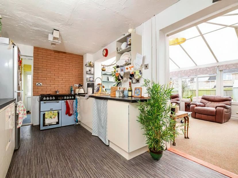 Image 2:4 bedroom Semi-detached house to rent