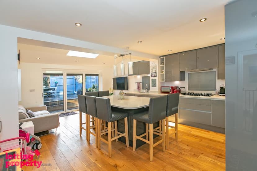 Image 2:4 bedroom Semi-detached house to rent