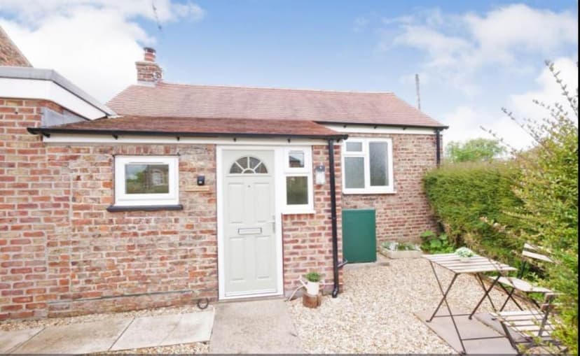 Image 1:1 bedroom Detached bungalow to rent