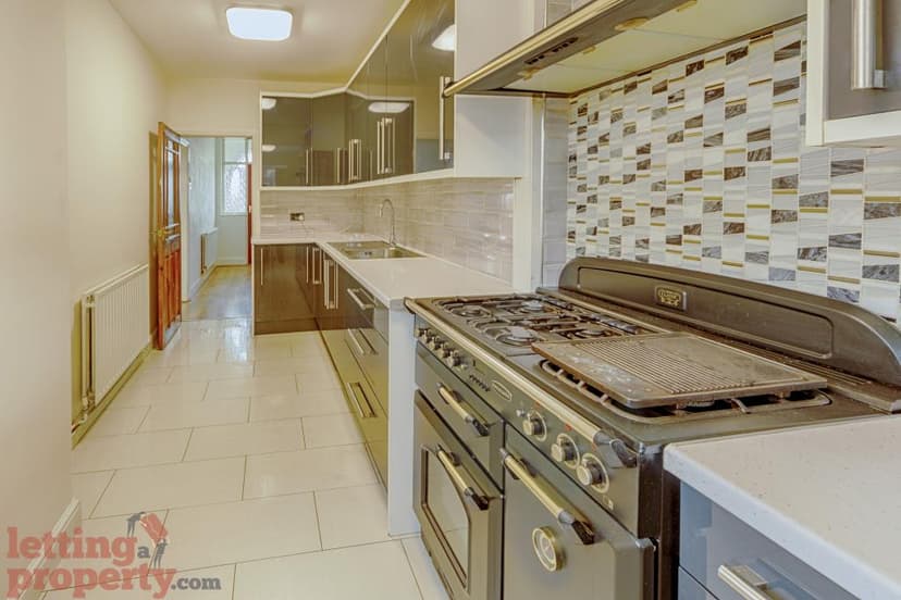 Image 3:4 bedroom Semi-detached house to rent