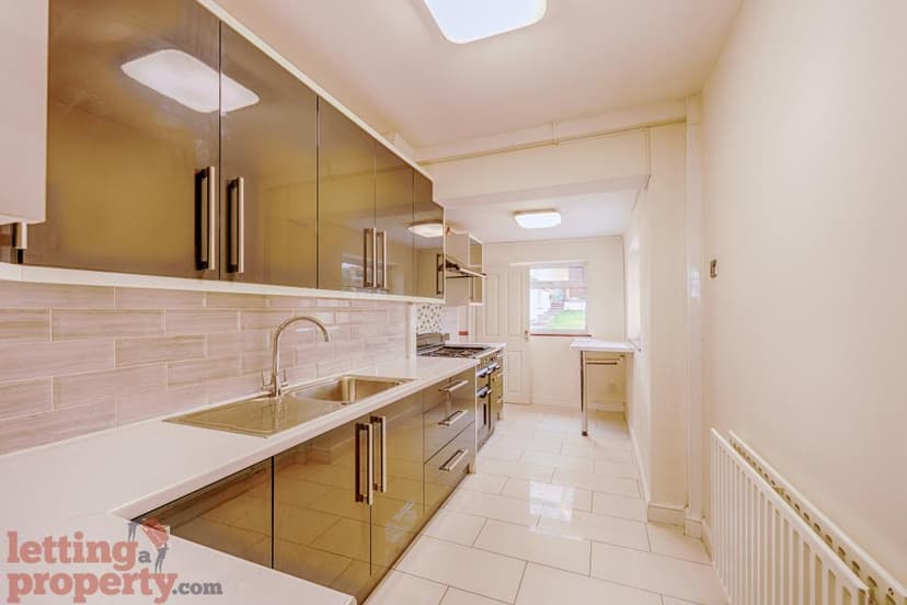 Image 2:4 bedroom Semi-detached house to rent