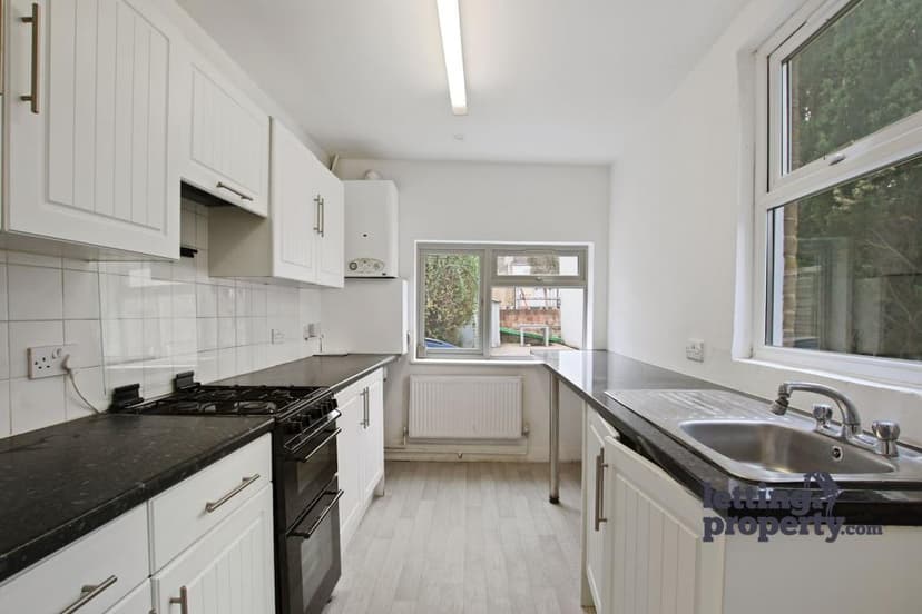 Image 2:3 bedroom End-of-terrace house to rent