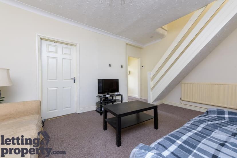 Image 2:4 bedroom End-of-terrace house to rent