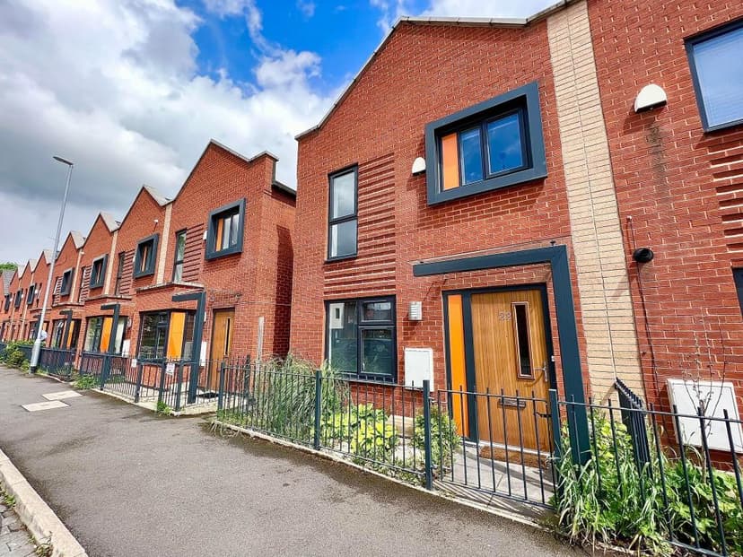 Image 1:3 bedroom End-of-terrace house to rent