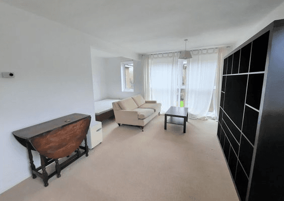 Image 2: Studio to rent