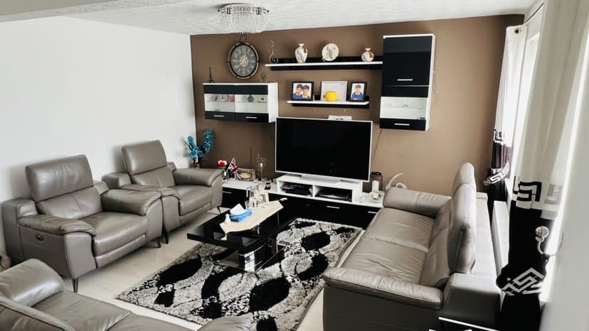 Image 1:4 bedroom Semi-detached house to rent