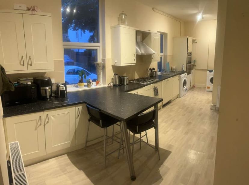 Image 2:4 bedroom Semi-detached house to rent