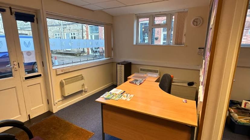 Image 2: Studio Commercial property to rent