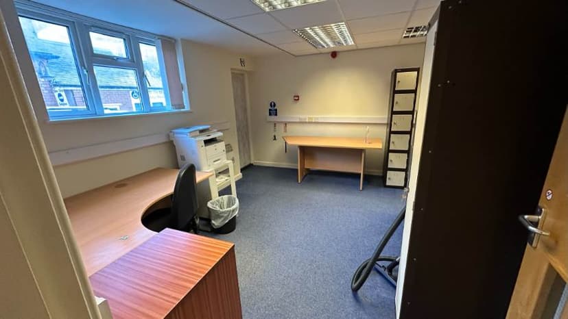 Image 3: Studio Commercial property to rent