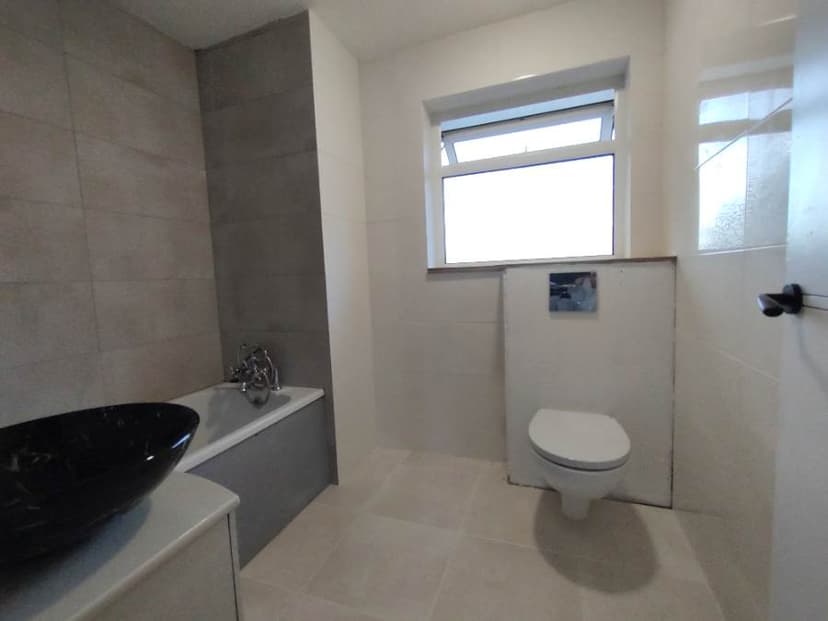 Image 3:2 bedroom Semi-detached bungalow to rent