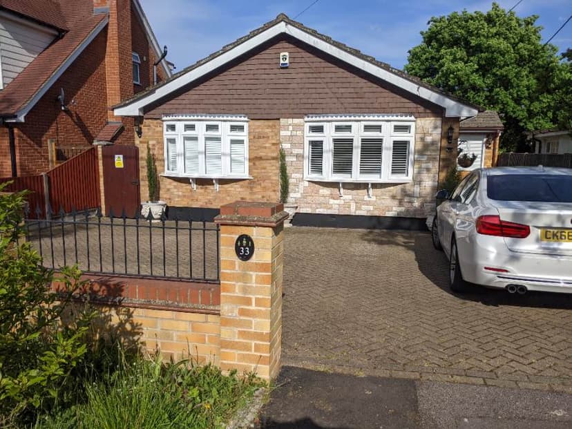 Image 2:4 bedroom Bungalow to rent